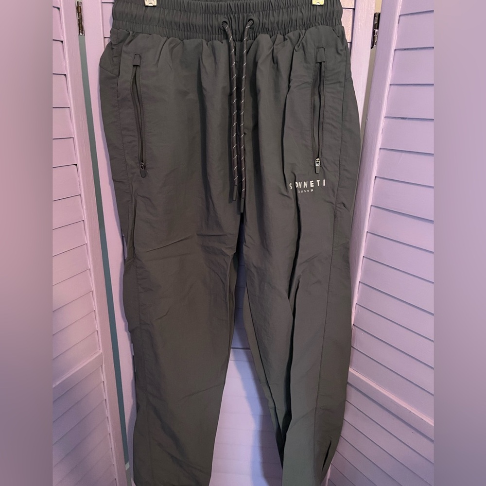 SONNETI of LondonMen's Gray joggers in EUC size S.  Polyester drawstring waist
